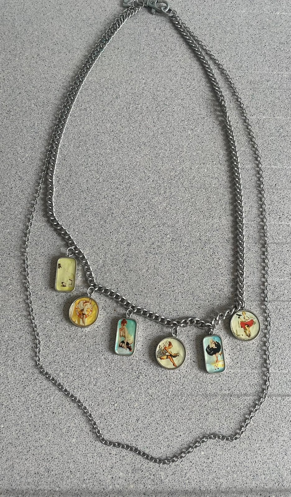 Heupketting ceintuur ketting met 6 pinups bedels, Ophalen of Verzenden, Zo goed als nieuw, Zwart