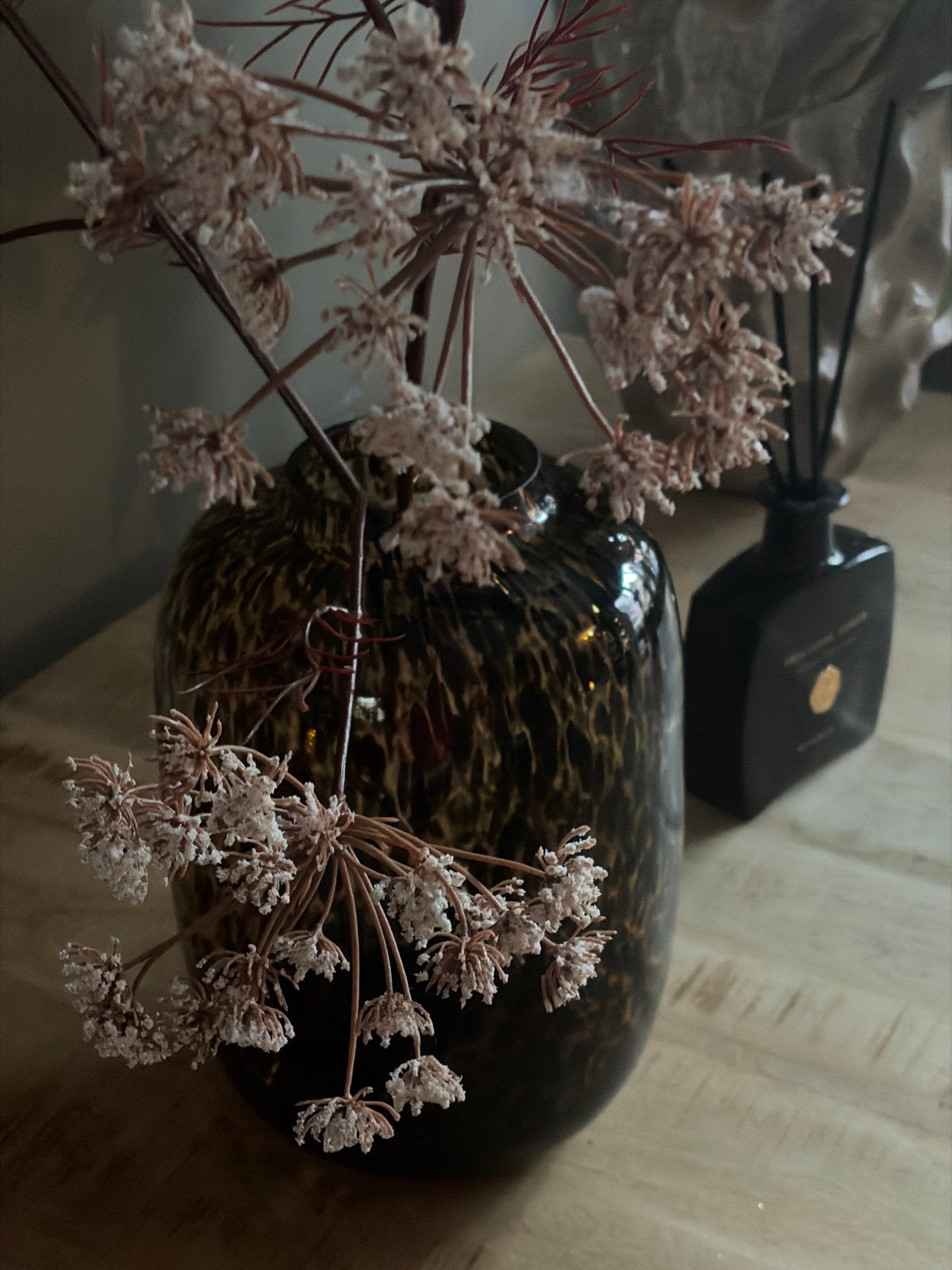 Glazen vaas met patroon - Bruin/Zwart, Huis en Inrichting, Woonaccessoires | Vazen, Meerkleurig, Ophalen of Verzenden, Geschikt voor droogbloemen