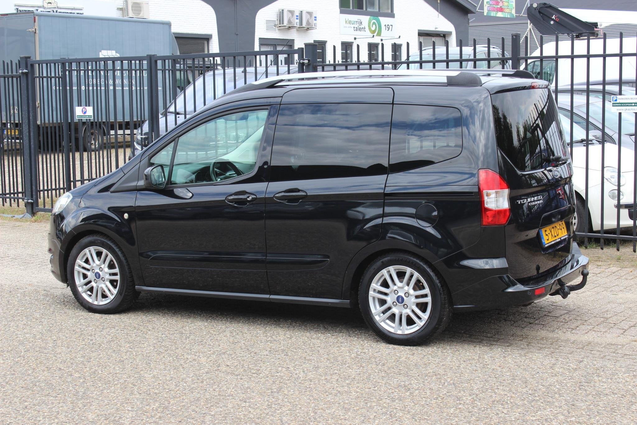 Ford Tourneo Courier 1.0 Titanium, Trekhaak, Camera, Airco/E, Voorwielaandrijving, Euro 5, Gebruikt, Zwart