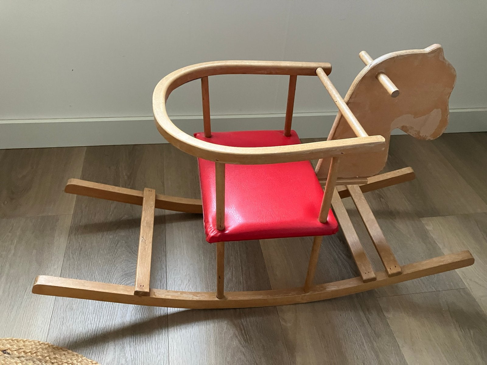 Houten schommelpaard met rood zitje, Ophalen, Gebruikt, Jongen of Meisje