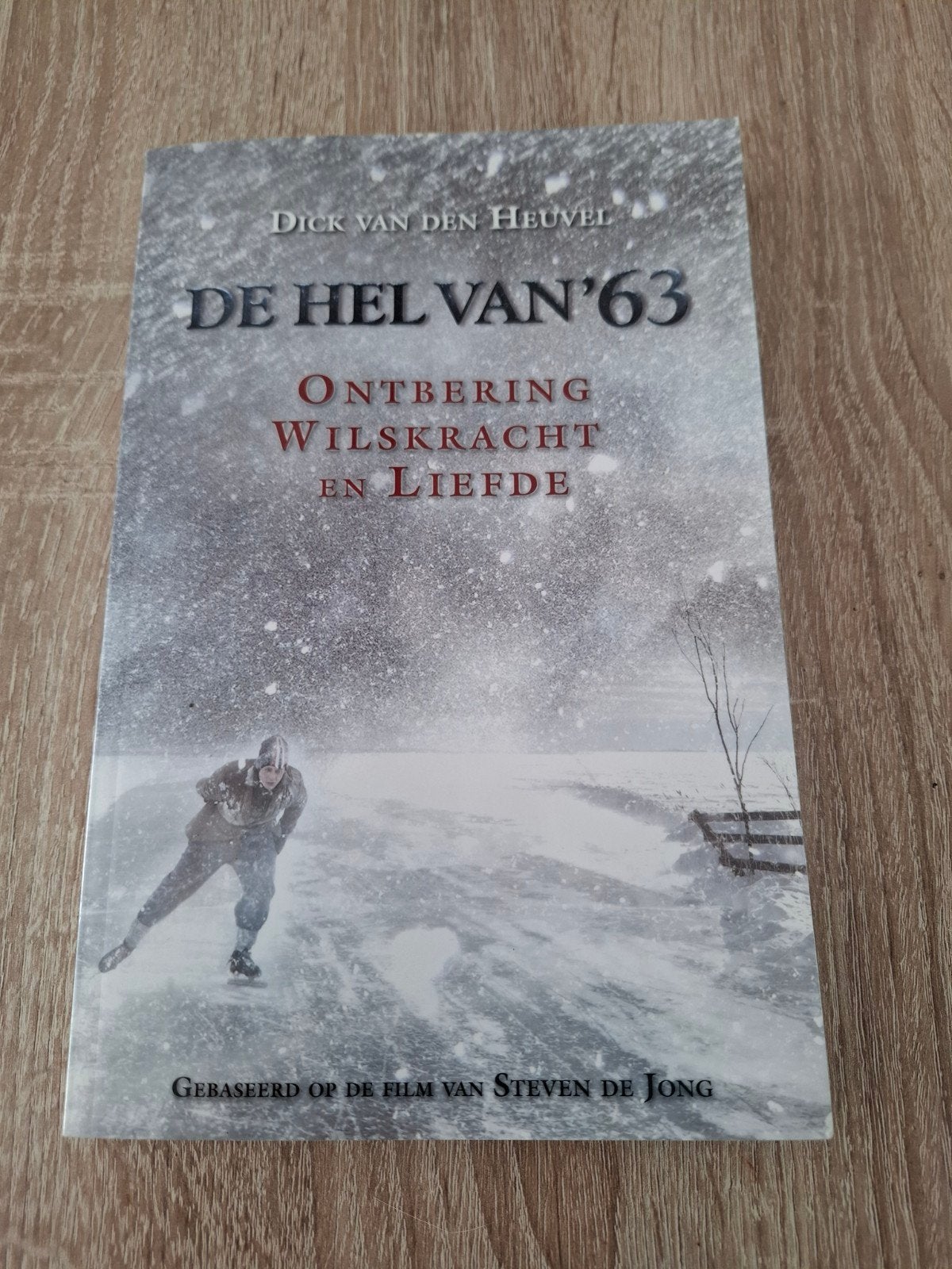 De Hel van '63 - Ontbering, Wilskracht en Liefde, Boeken, Ophalen of Verzenden, Zo goed als nieuw, Dick van den Heuvel, Nederland