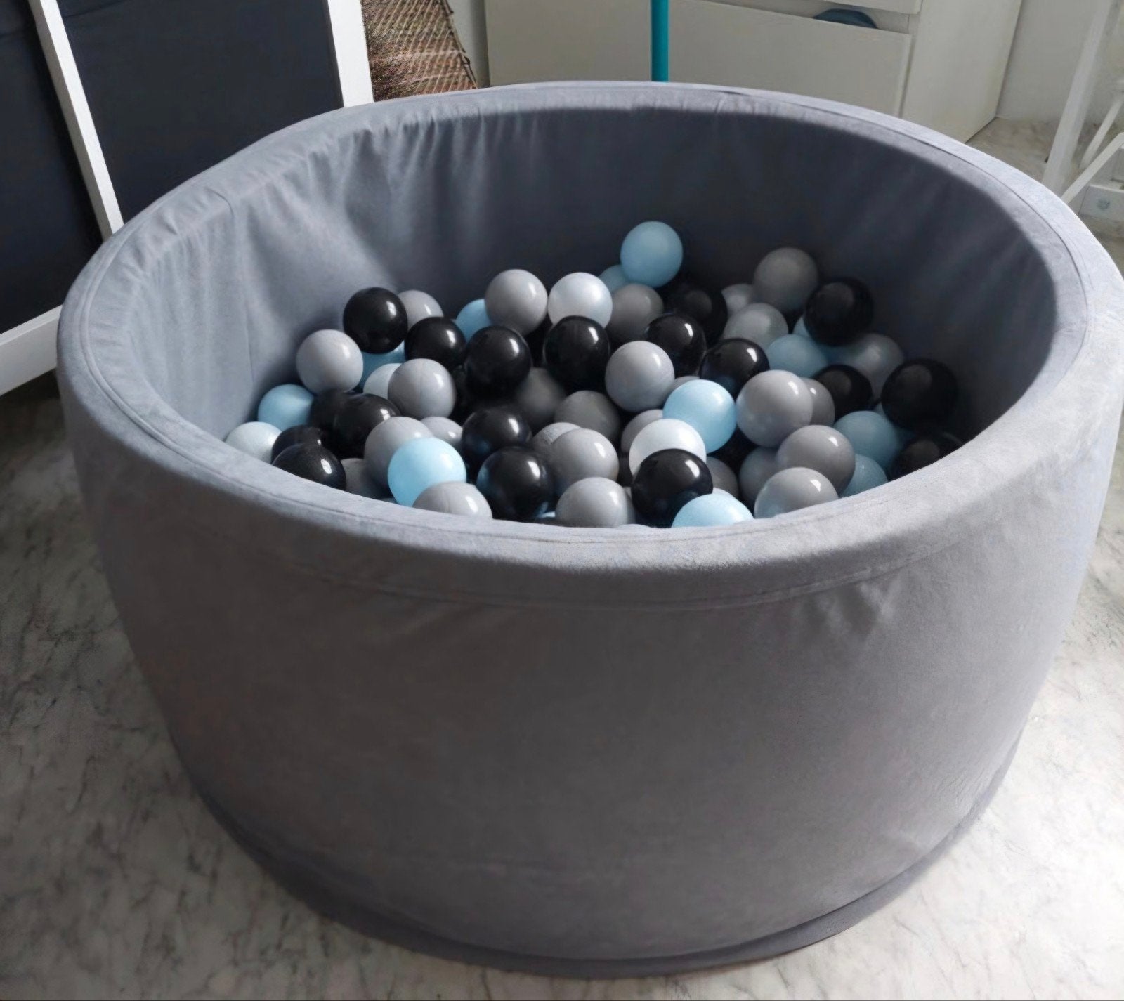 Te koop ballenbak grijs met 400 ballen Wasbare hoes 90x30, Ophalen, Zo goed als nieuw, Jongen of Meisje