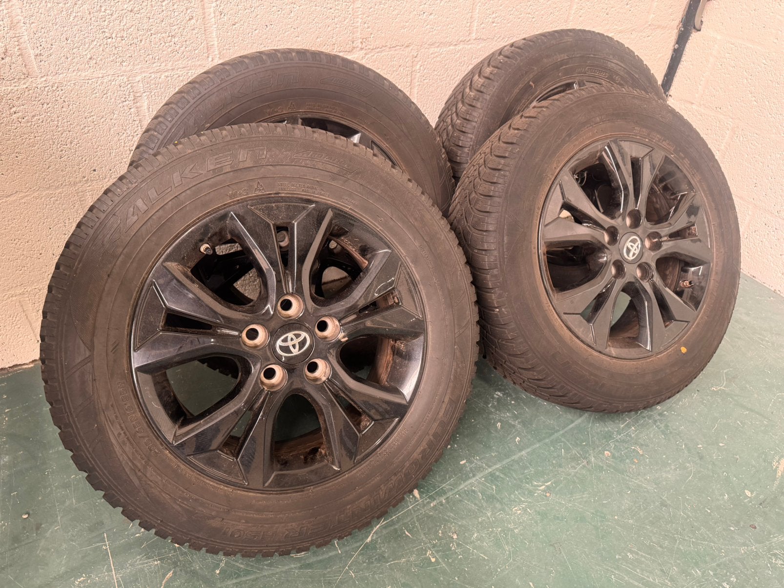 Winterbanden + velgen Toyota Yaris Cross 16” zwart origineel, Auto-onderdelen, Banden en Velgen, Ophalen, Gebruikt, 16 inch, Banden en Velgen