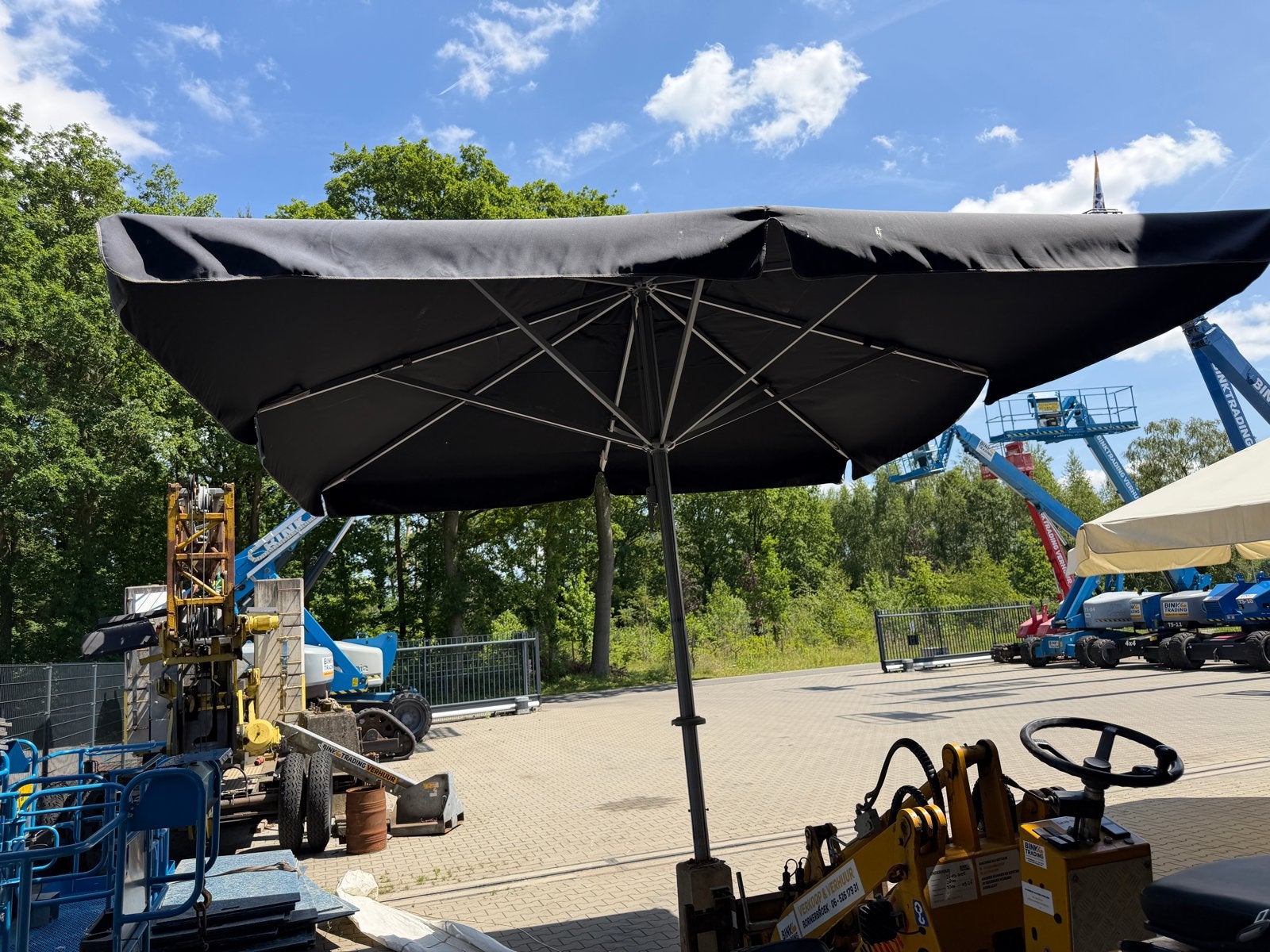 Horeca parasol 4x4 met beton voet, Ophalen, Gebruikt, Meer dan 4 meter, Stokparasol