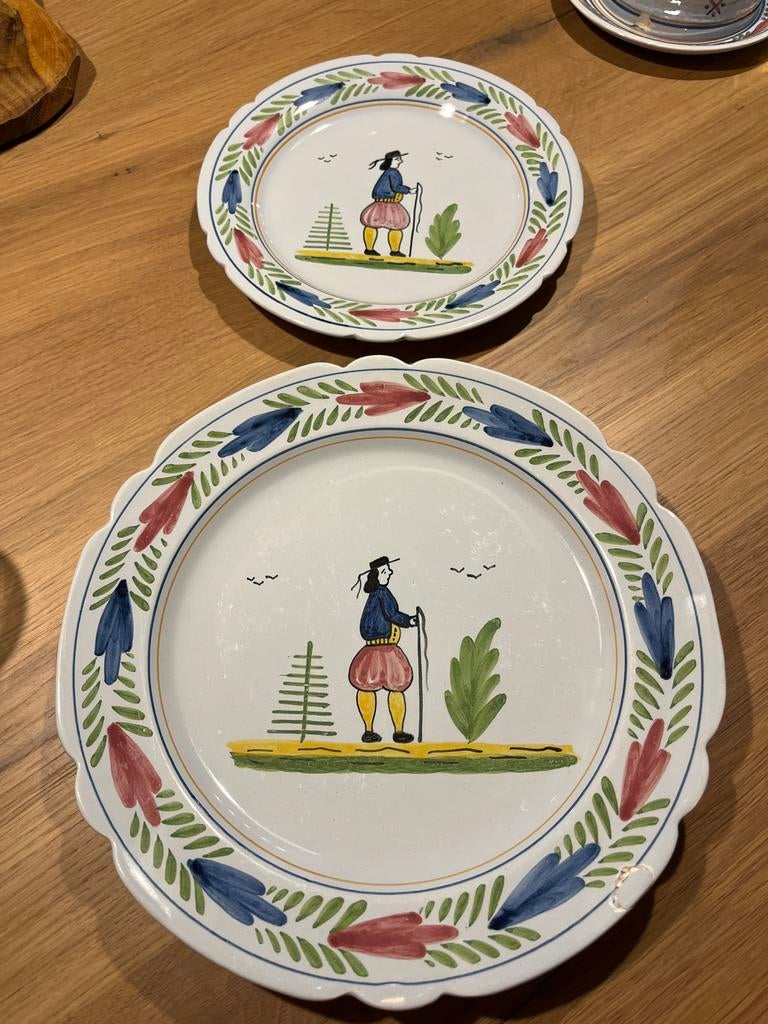 Quimper boterpot en bordjes met handgeschilderd decor, Antiek en Kunst, Ophalen of Verzenden