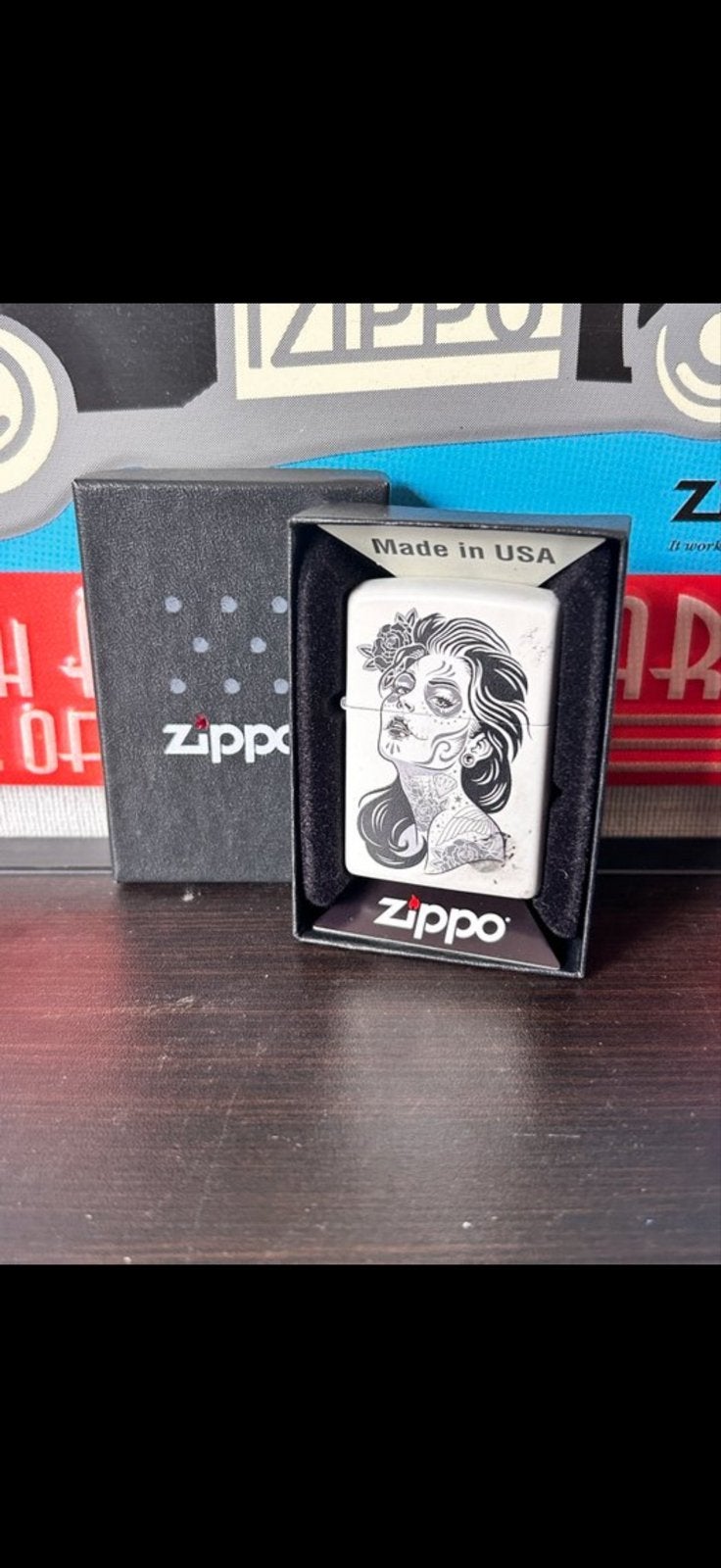 Zippo F18 Dia de los Muertos - La Catrina Aansteker, Ophalen of Verzenden, Nieuw, Aansteker