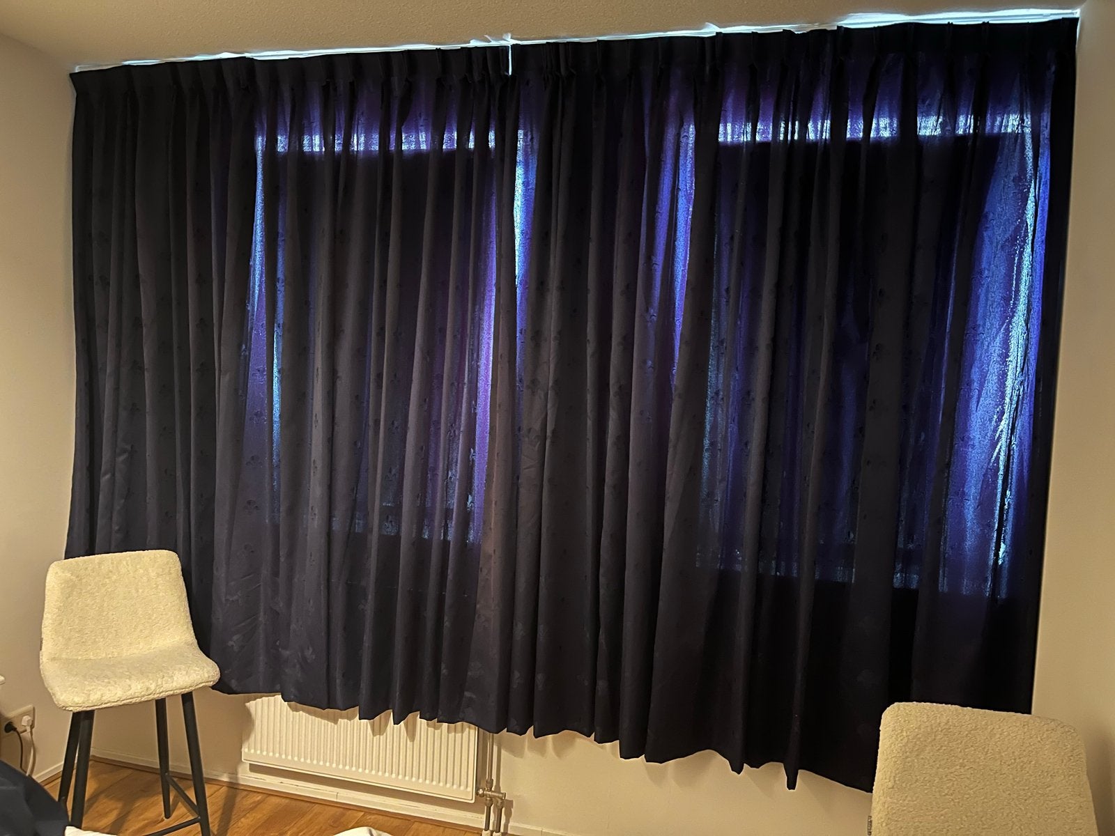 Donkerblauwe gordijnen met patroon, Huis en Inrichting, Overgordijn, Ophalen of Verzenden, Zo goed als nieuw, Polyester