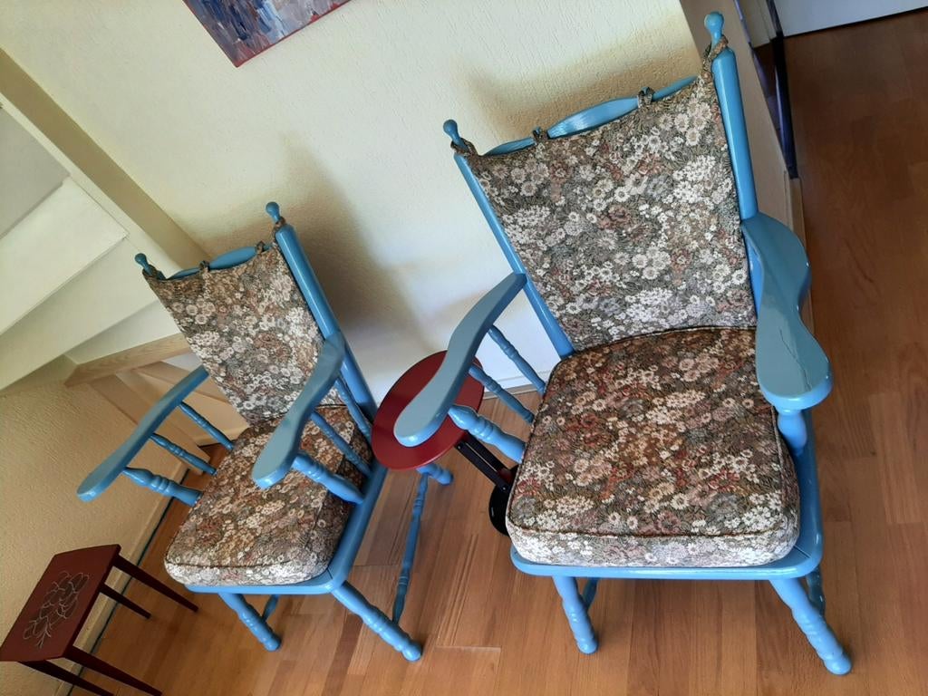 Twee houten fauteuils Windsor stijl met kussens, Ophalen, 75 tot 100 cm, Stof, 50 tot 75 cm