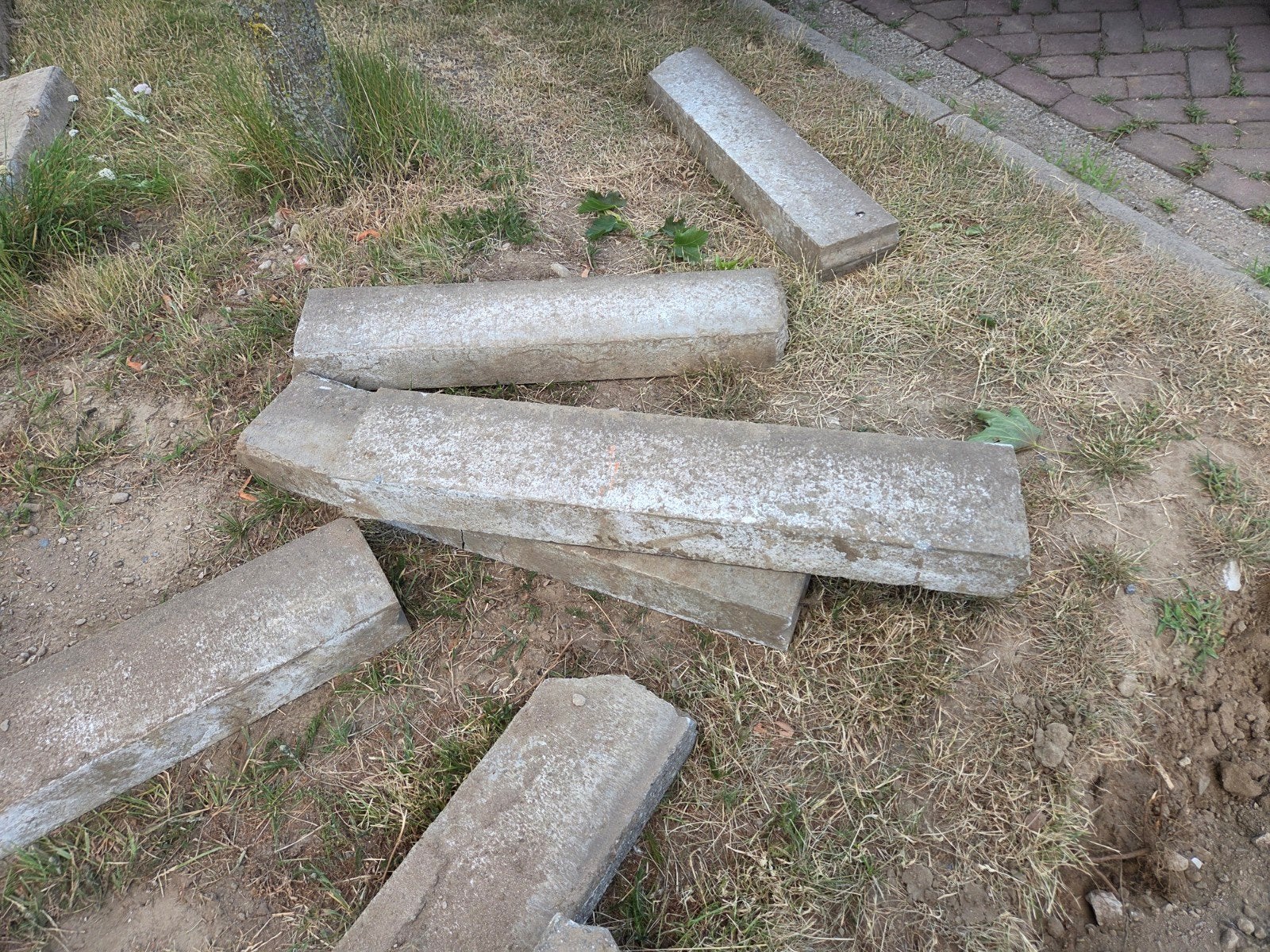 GRATIS af te halen: opsluitbanden beton 1020100 + stukken, Ophalen, Minder dan 100 cm, Minder dan 25 cm