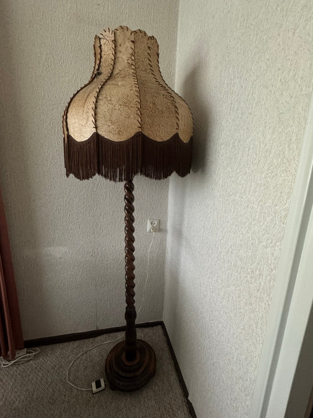Vintage staande lamp met gedraaide houten voet en franjes, Ophalen of Verzenden