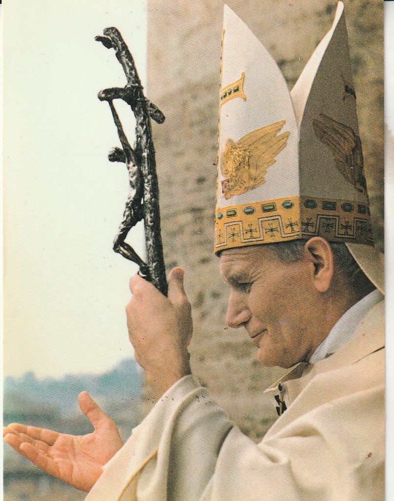 Prent Paus Johannes Paulus II die een kruisbeeld vasthoudt, Ophalen of Verzenden, Gebruikt, Kaart of Prent, Christendom | Katholiek