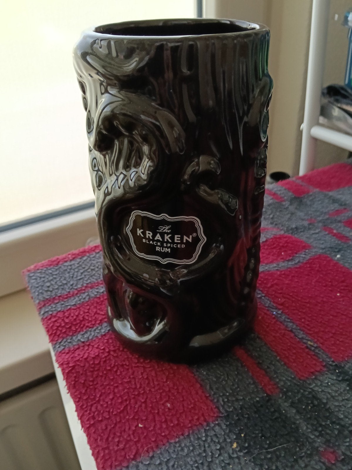 Kraken Rum Mok - Zwart met reliëf, Huis en Inrichting, Vintage, Zwart, Verzenden, Zo goed als nieuw