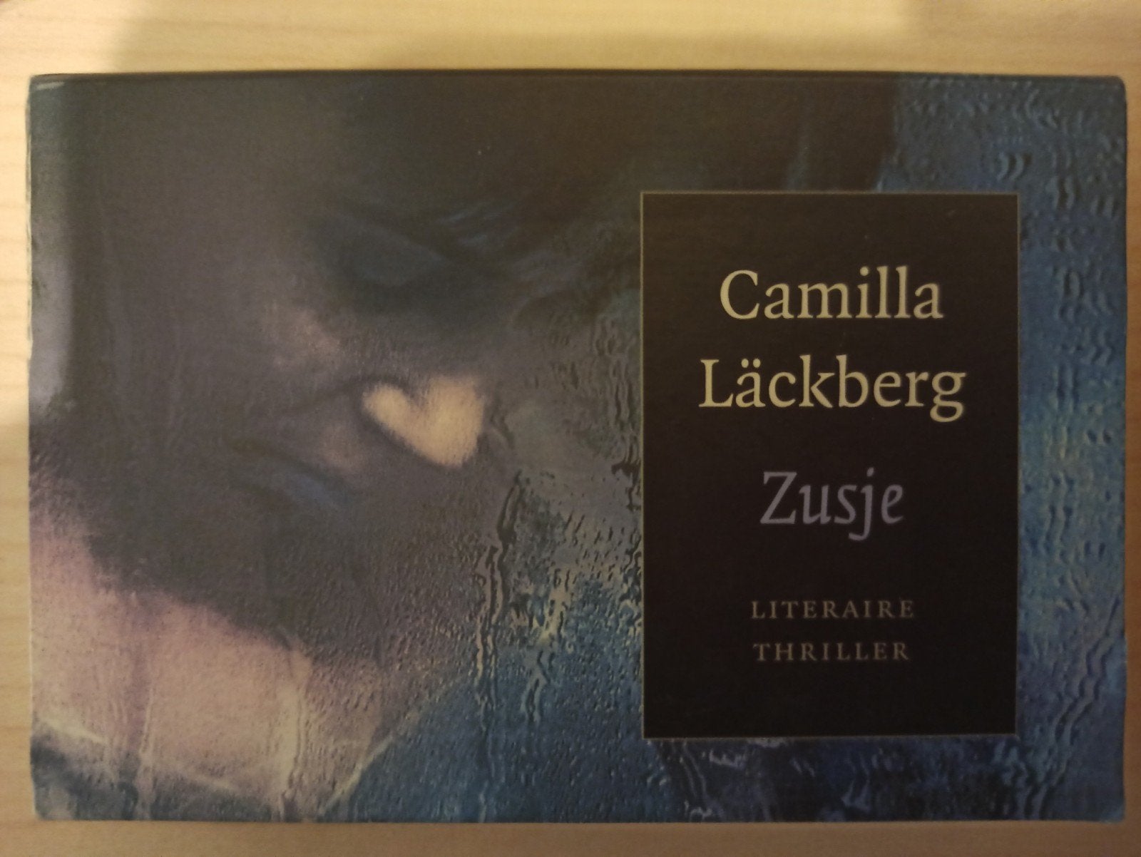 Dwarsligger 212 Camilla Läckberg - Zusje, Ophalen of Verzenden, Gelezen, Camilla Läckberg, Scandinavië