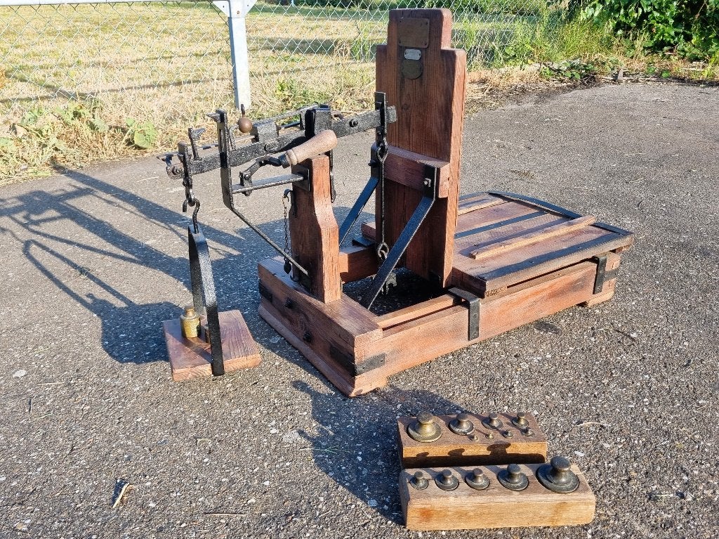 Antieke bascule weegschaal 50 kg hout + messing gewichten, Antiek en Kunst, Ophalen