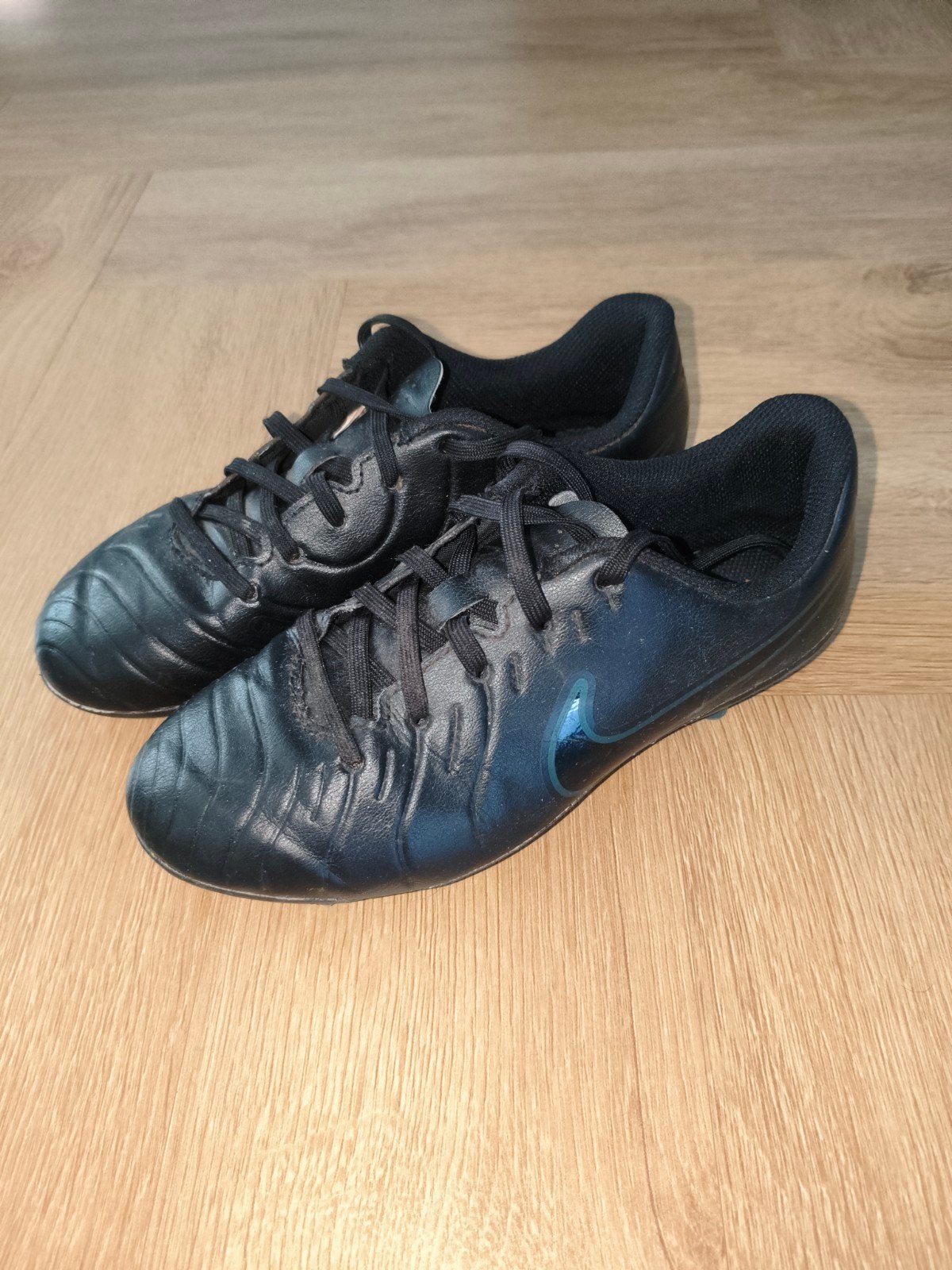 Football shoes (size 34) + Shin guards, Sport en Fitness, Ophalen, Maat XS of kleiner, Schoenen, Zo goed als nieuw