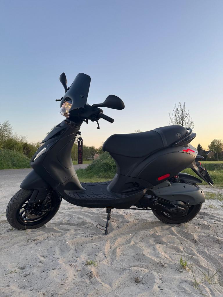 Piaggo zip 180cc, Fietsen en Brommers, Scooters | Piaggio, Ophalen of Verzenden, Zo goed als nieuw, Tweetakt, Zip