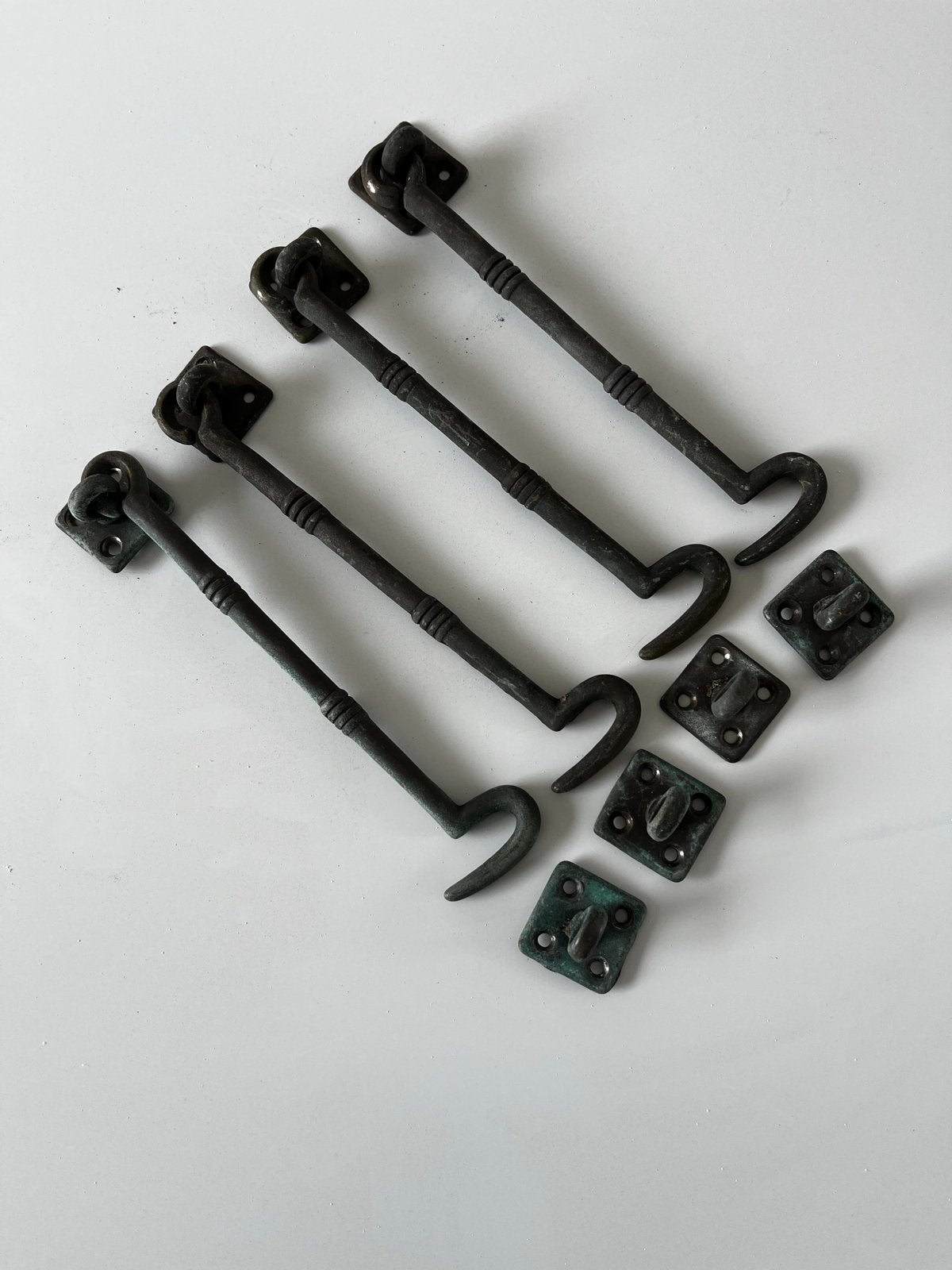 Set van 4 Antieke messing  haken en Ogen en een deurklopper, Ophalen of Verzenden, Gebruikt, Koper of Messing, Overige typen