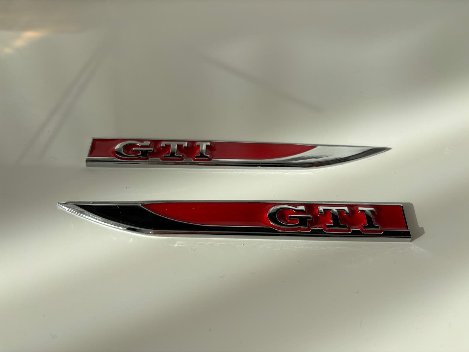 Gti-logo embleem rood met chroom zijvleugel volkswagen nieuw, Ophalen, Nieuw, Volkswagen