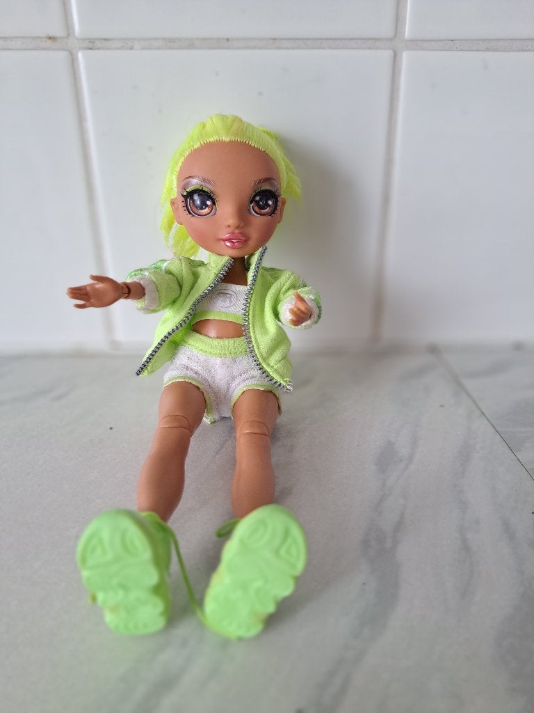 Rainbow High pop met hippe kleding, Kinderen en Baby's, Ophalen of Verzenden, Zo goed als nieuw, Overige typen
