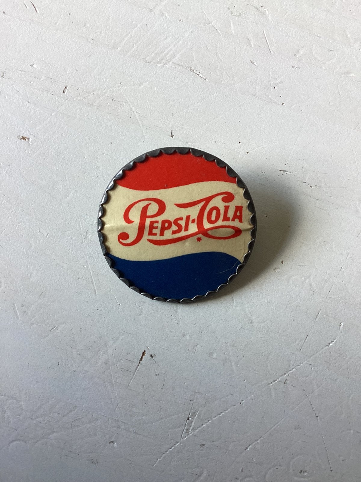 Oud speldje/button Pepsi Cola, Verzamelen, Verzenden, Gebruikt, Merk, Speldje of Pin