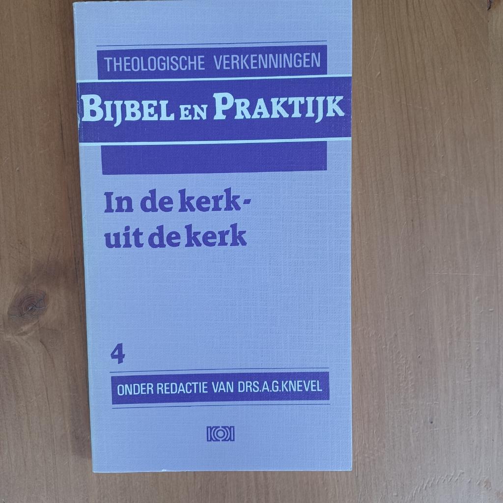 In de kerk - uit de kerk, Gelezen, Drs. A.G.Knevel red., Christendom | Protestants, Ophalen of Verzenden
