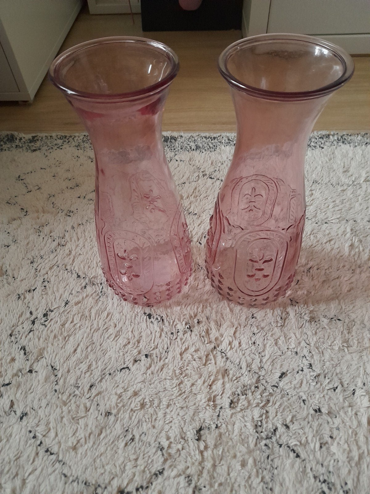 Set van 2 roze karaffen/vazen met uniek patroon, Met patroon/structuur, Nieuw, Ophalen of Verzenden, Glas