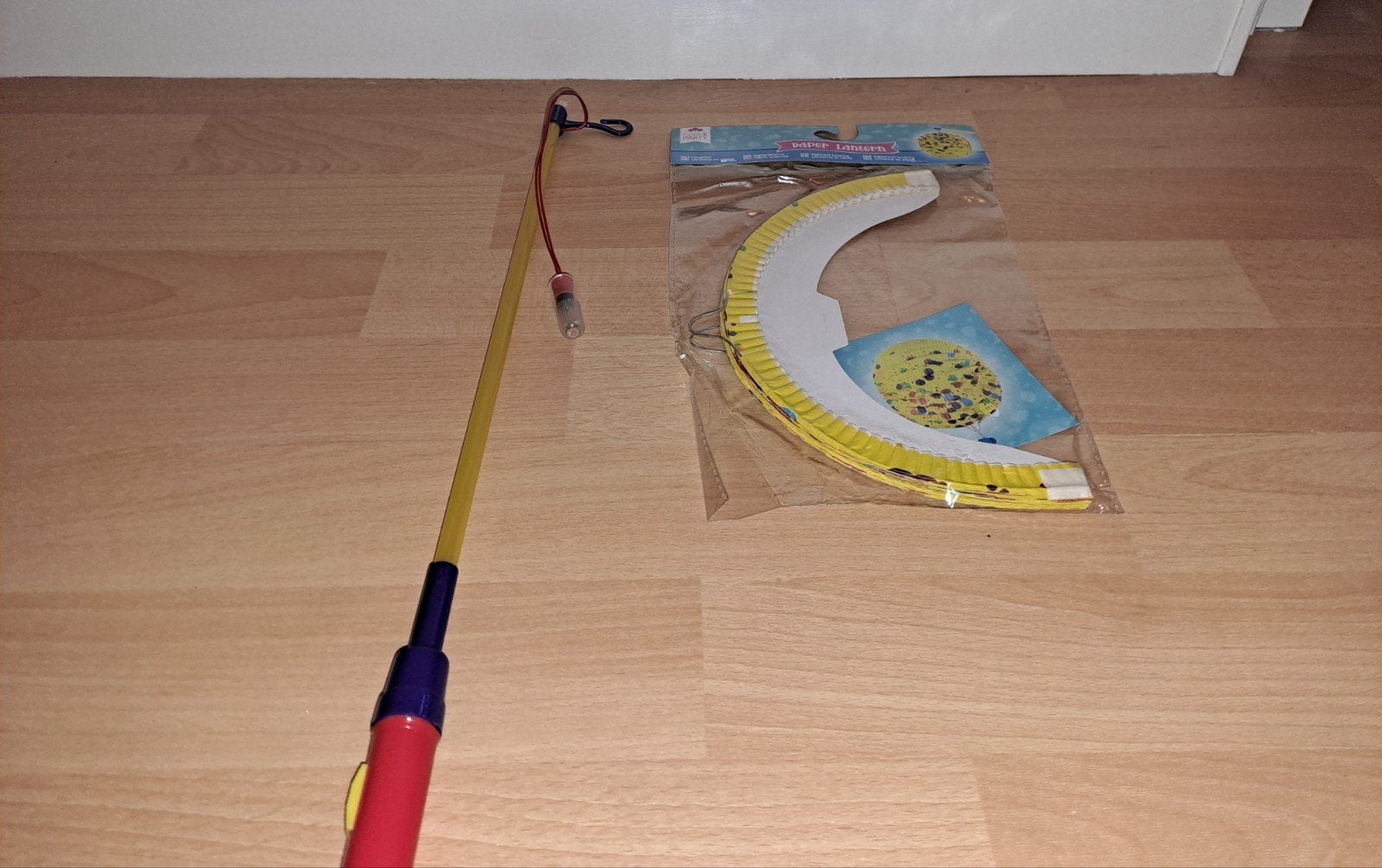 Lampion van papier met lampje aan stok, Ophalen of Verzenden
