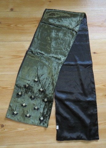 Vintage sjaal groen fluweel zwart satijn geborduurde bloemen, Ophalen of Verzenden, Zo goed als nieuw, Maat 42/44 (L), Sjaal
