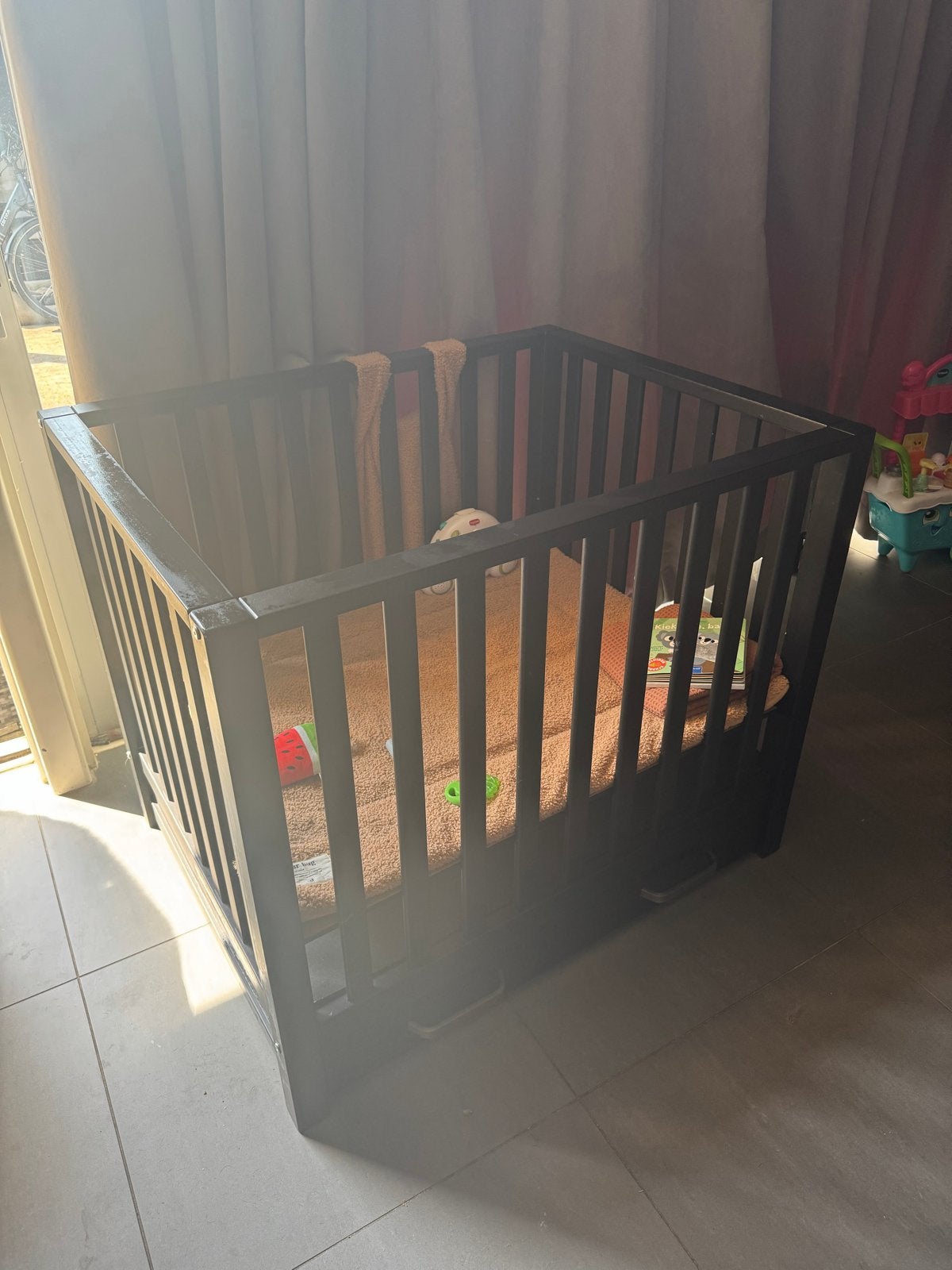 Donkere zwarte houten kinderbox met lades 170  70  45 cm., Kinderen en Baby's, Boxen, Ophalen, Gebruikt, Vierkant, Lade