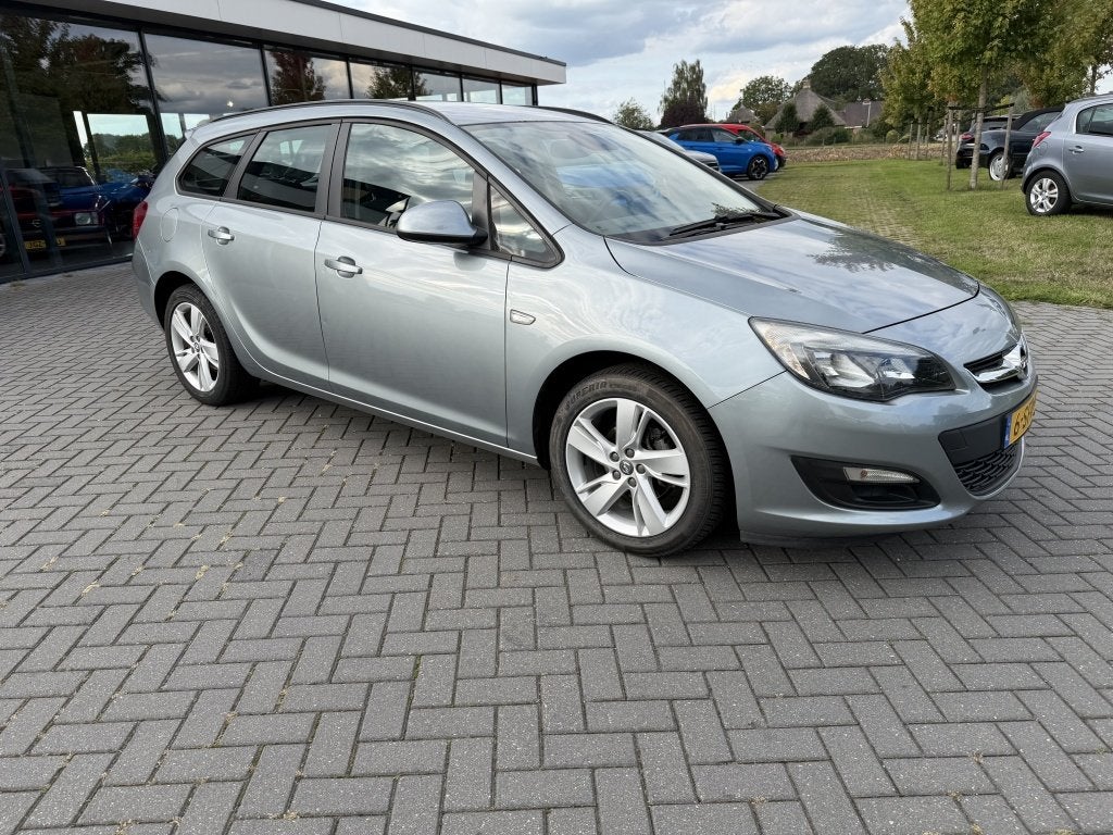 Opel Astra Sports Tourer 1.4 Turbo Rhythm (bj 2013), Auto's, Euro 5, Gebruikt, 4 cilinders, Origineel Nederlands