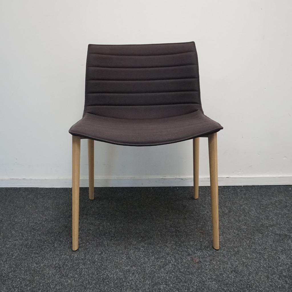 Arper Catifa 53 Design Stoelen | Bruin | Gestoffeerd | Stoel, Huis en Inrichting, Gebruikt, -, Ophalen of Verzenden, Stof