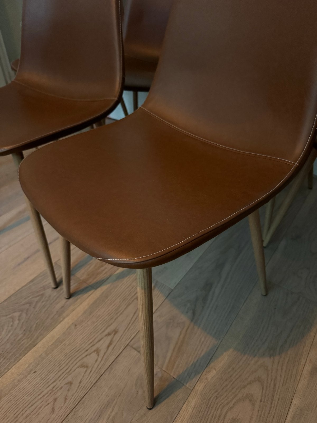 6x JYSK eetkamerstoelen cognac kunstleer/eiken, Huis en Inrichting, Ophalen, Bruin, Zo goed als nieuw, Vijf, Zes of meer stoelen