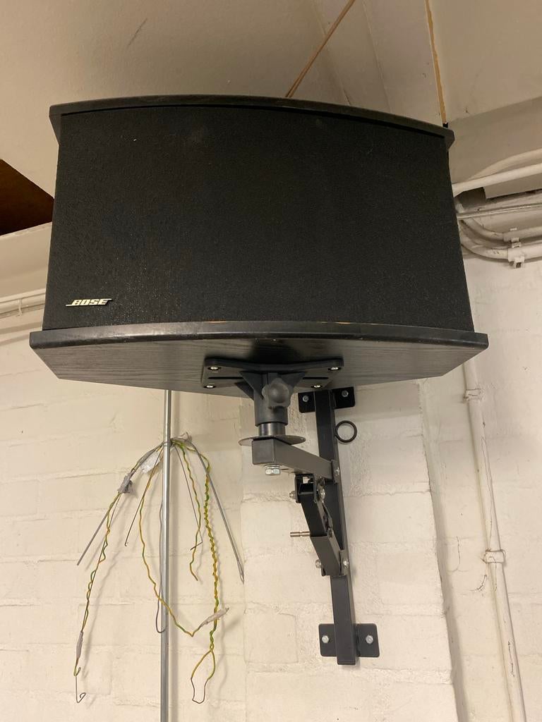 Bose twee luidsprekers met muurbeugel - Uitstekende staat, Audio, Tv en Foto, Luidsprekers, Zo goed als nieuw, Front, Rear of Stereo speakers