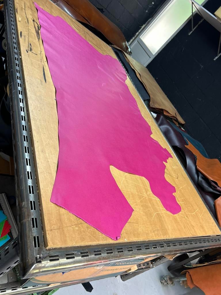 Fusia roos halve huid 1 mm dikte stug en geprint A-286, Leer of Kunstleer, Ophalen of Verzenden, Zo goed als nieuw, 30 tot 120 cm