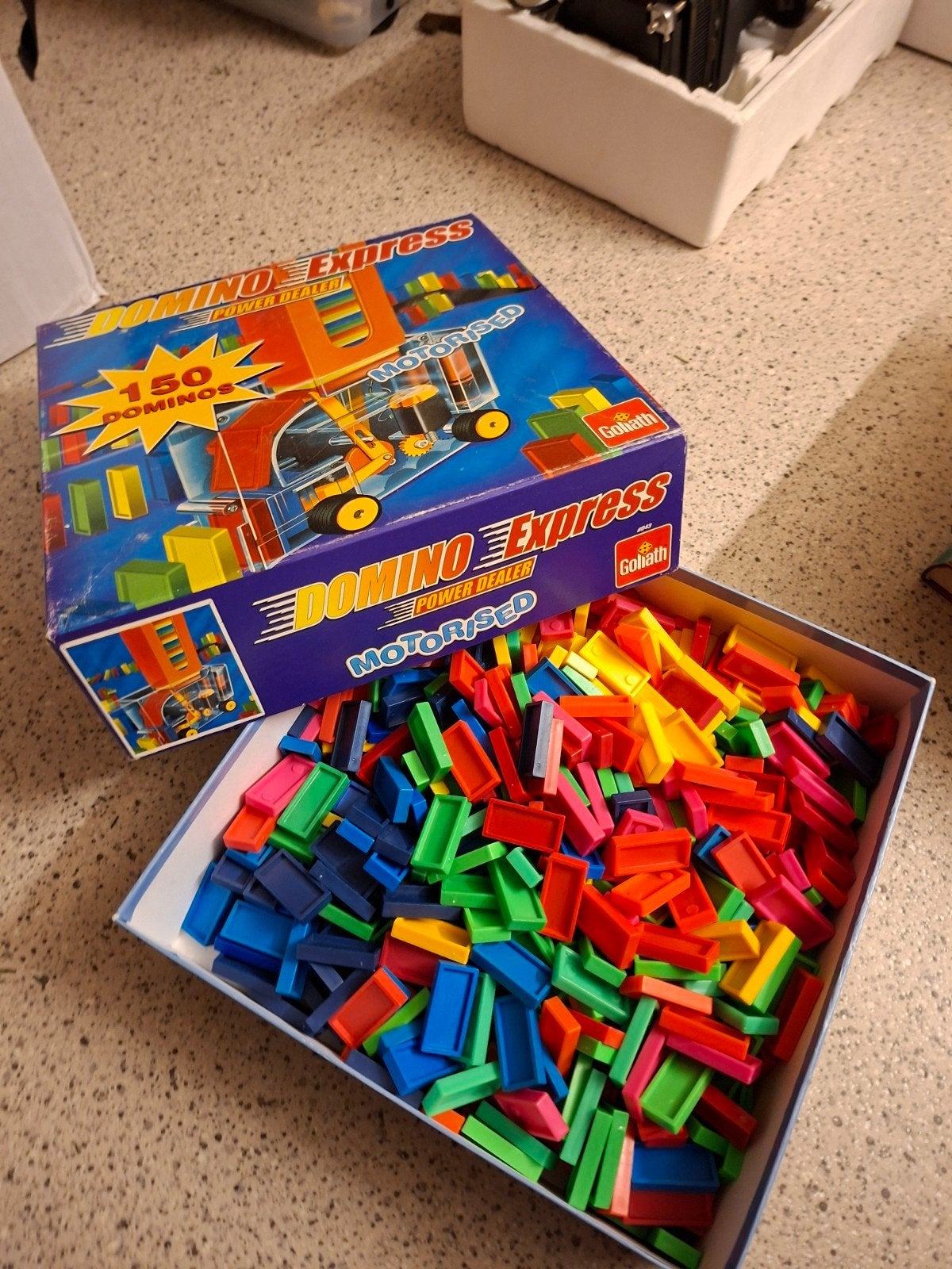 Doos met 150 dominostenen, Ophalen of Verzenden