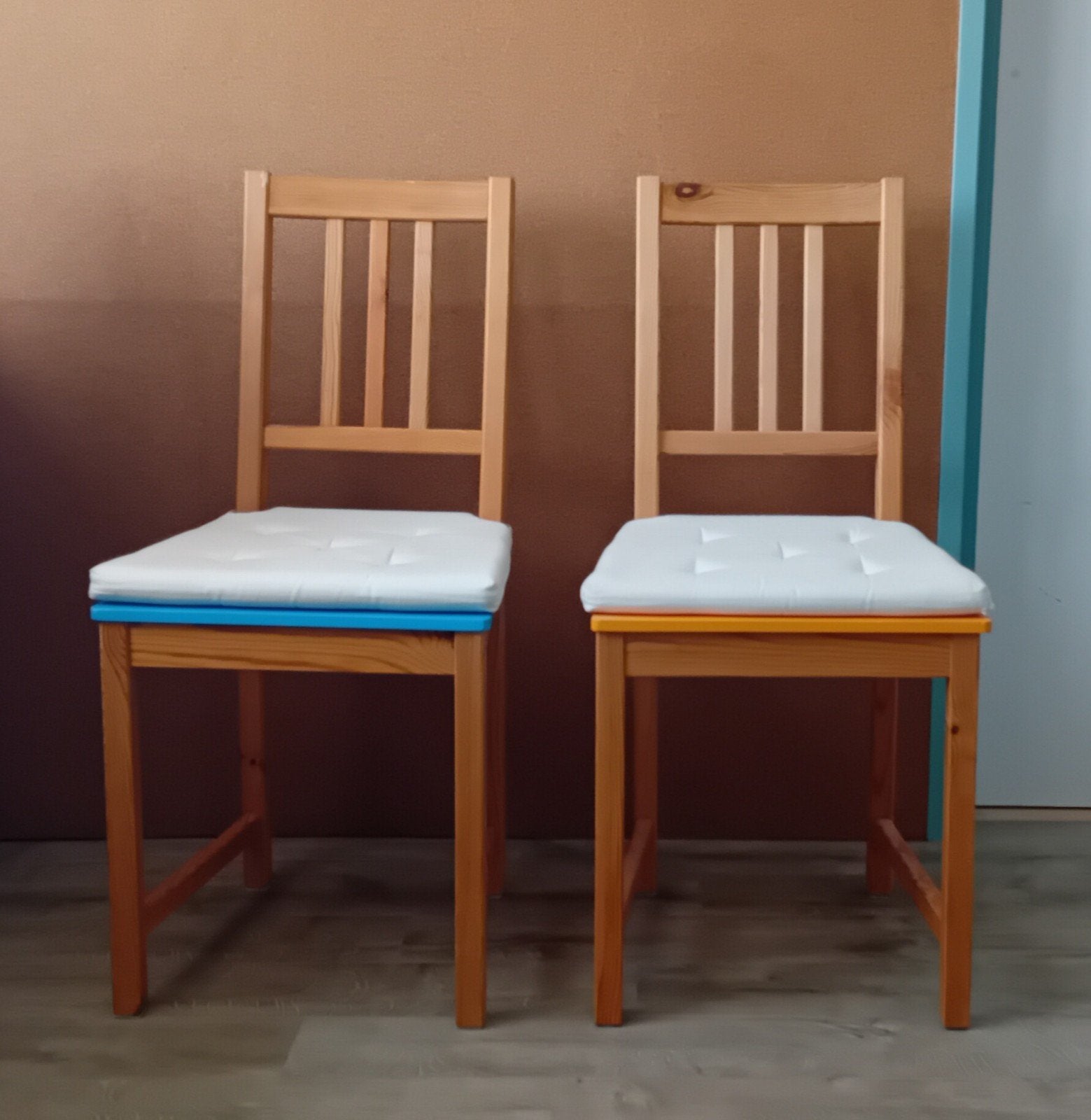 Twee houten stoelen met kussens, Ophalen, Gebruikt, Twee, Overige kleuren