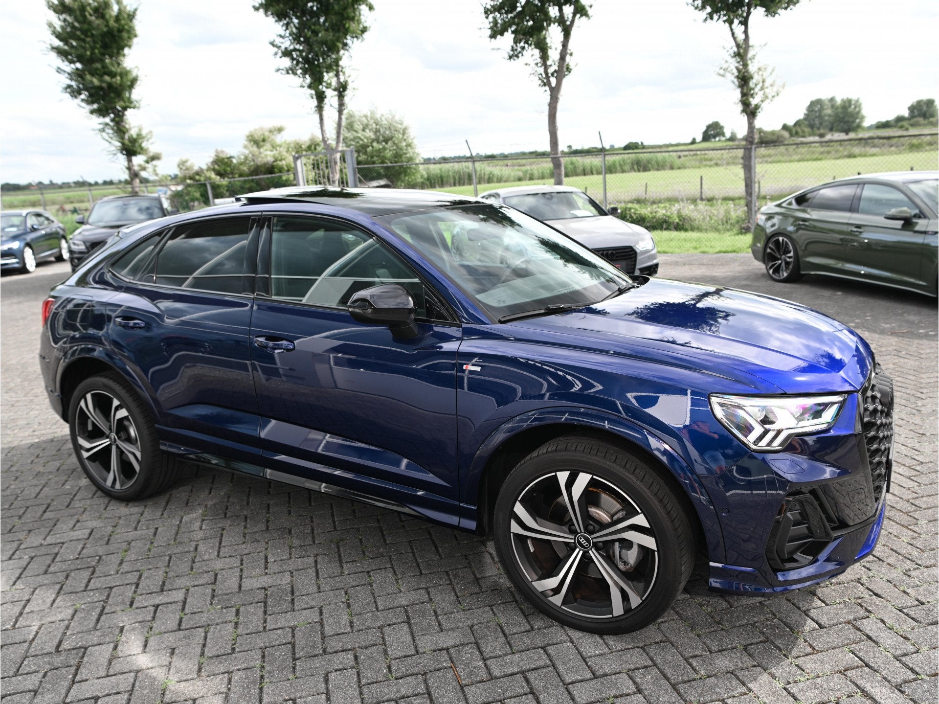 Audi Q3 45TFSI E Edition-One 245pk S-Line Black Optic Pano C, Auto's, Gebruikt, Zwart, Met garantie (alle), Blauw