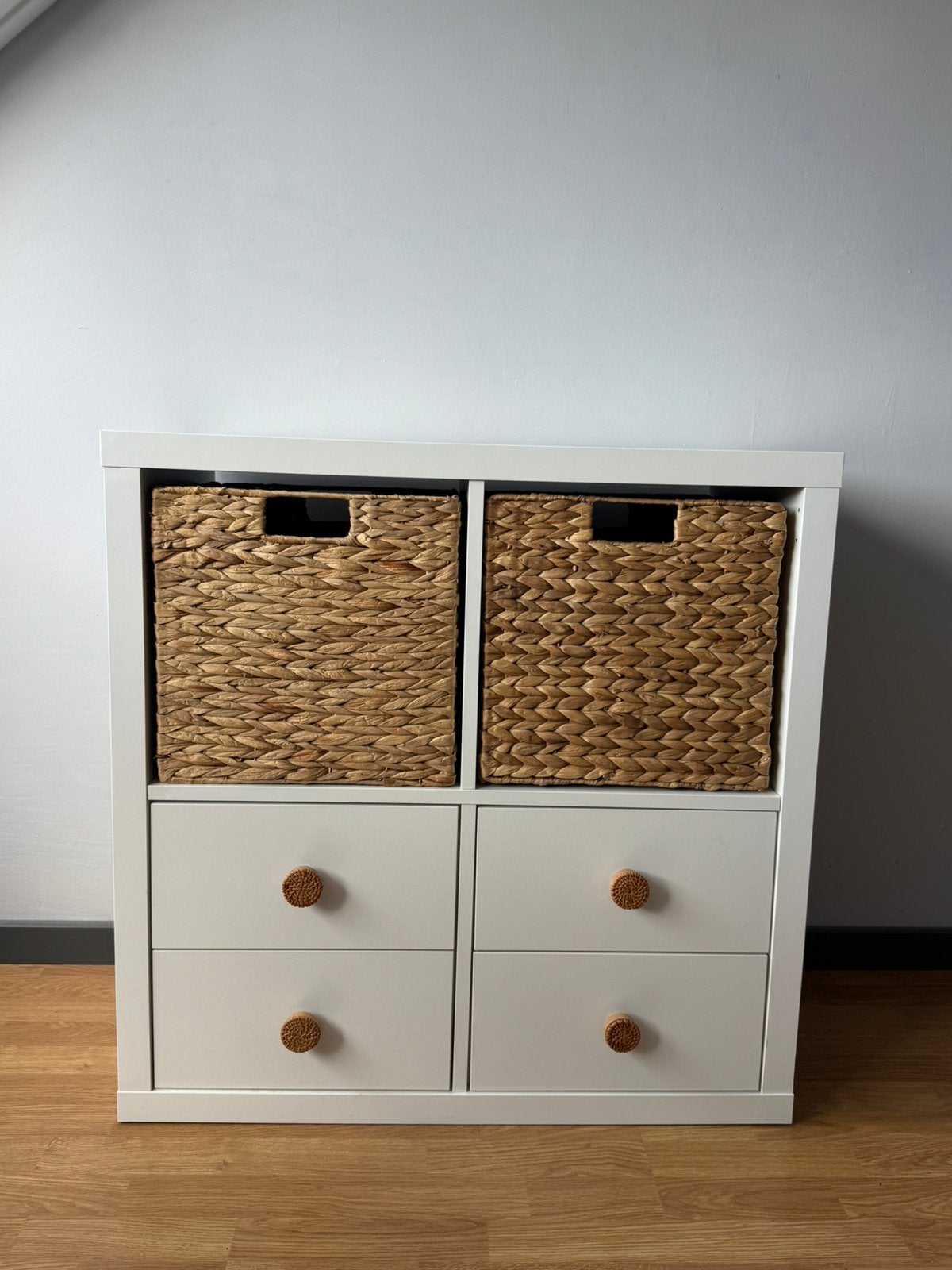 • Heel leuk wit met rotan kastje •, Ophalen, 50 tot 100 cm, Zo goed als nieuw, 3 of 4 laden