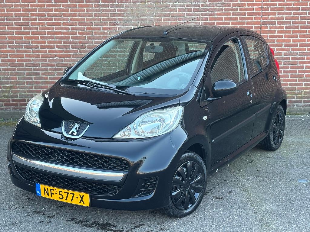 Peugeot 107 1.0 12V 5DR 2010 Zwart, Auto's, Voorwielaandrijving, Stof, Zwart, 4 stoelen