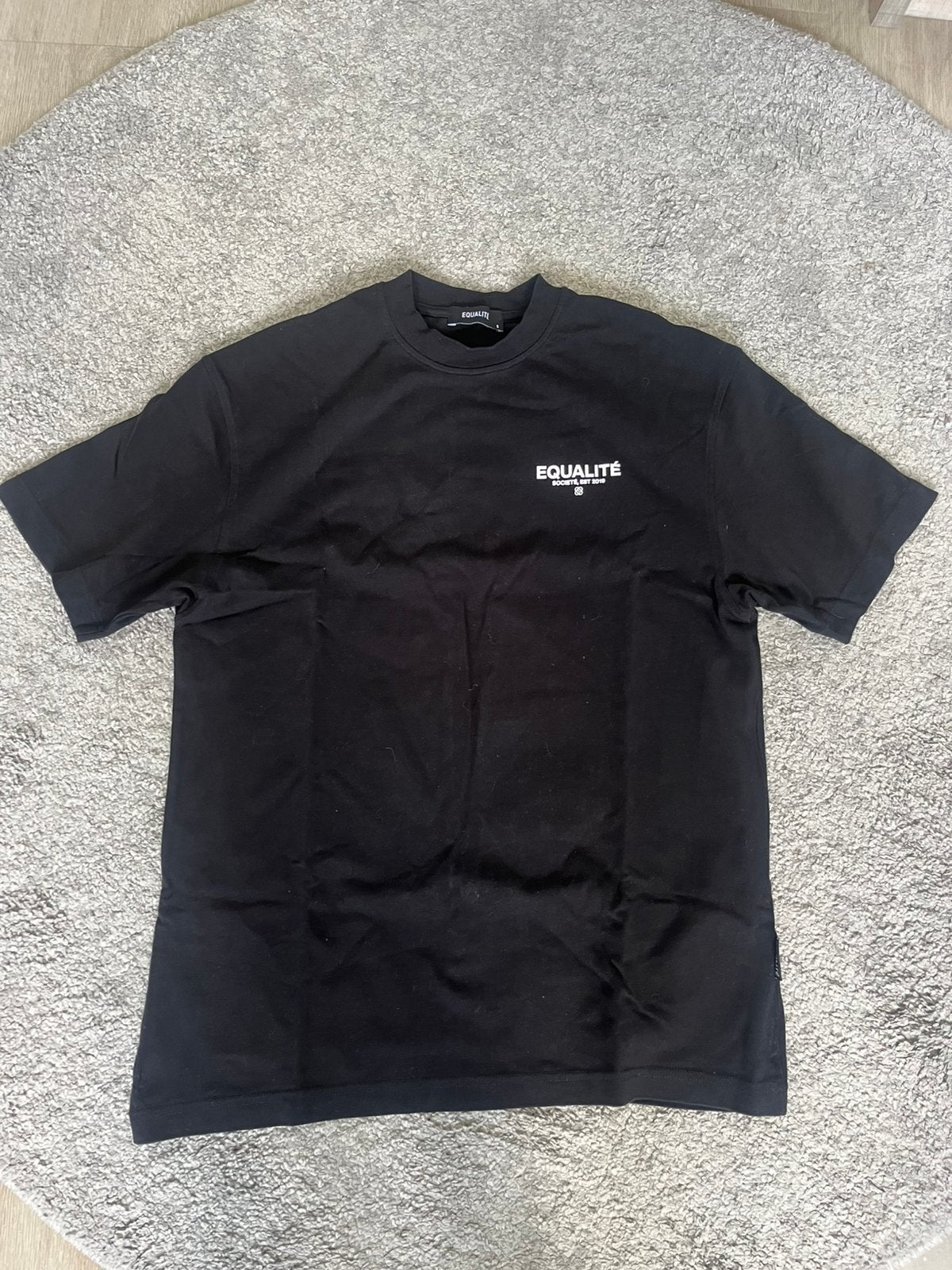 Equalité shirt, Ophalen of Verzenden, Zo goed als nieuw, Maat 46 (S) of kleiner, Zwart