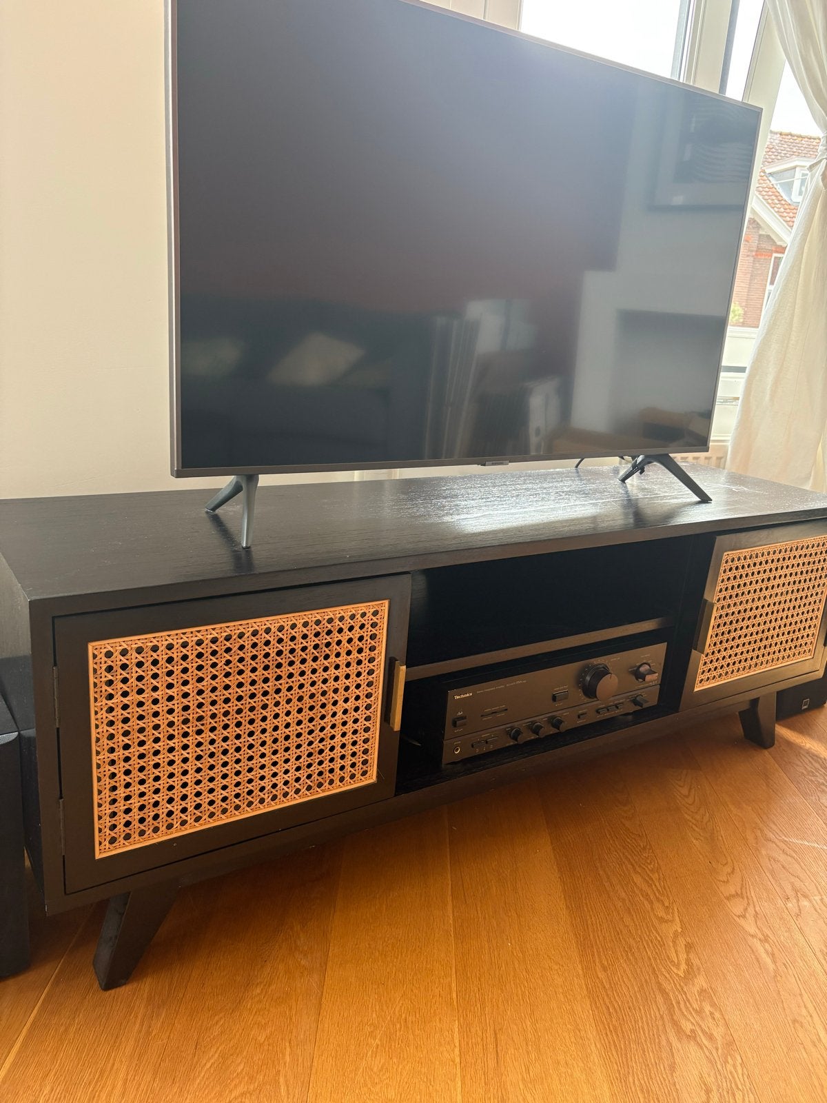 Zwart TV-meubel met rotan deuren, Ophalen, Gebruikt, 100 tot 150 cm, Minder dan 100 cm