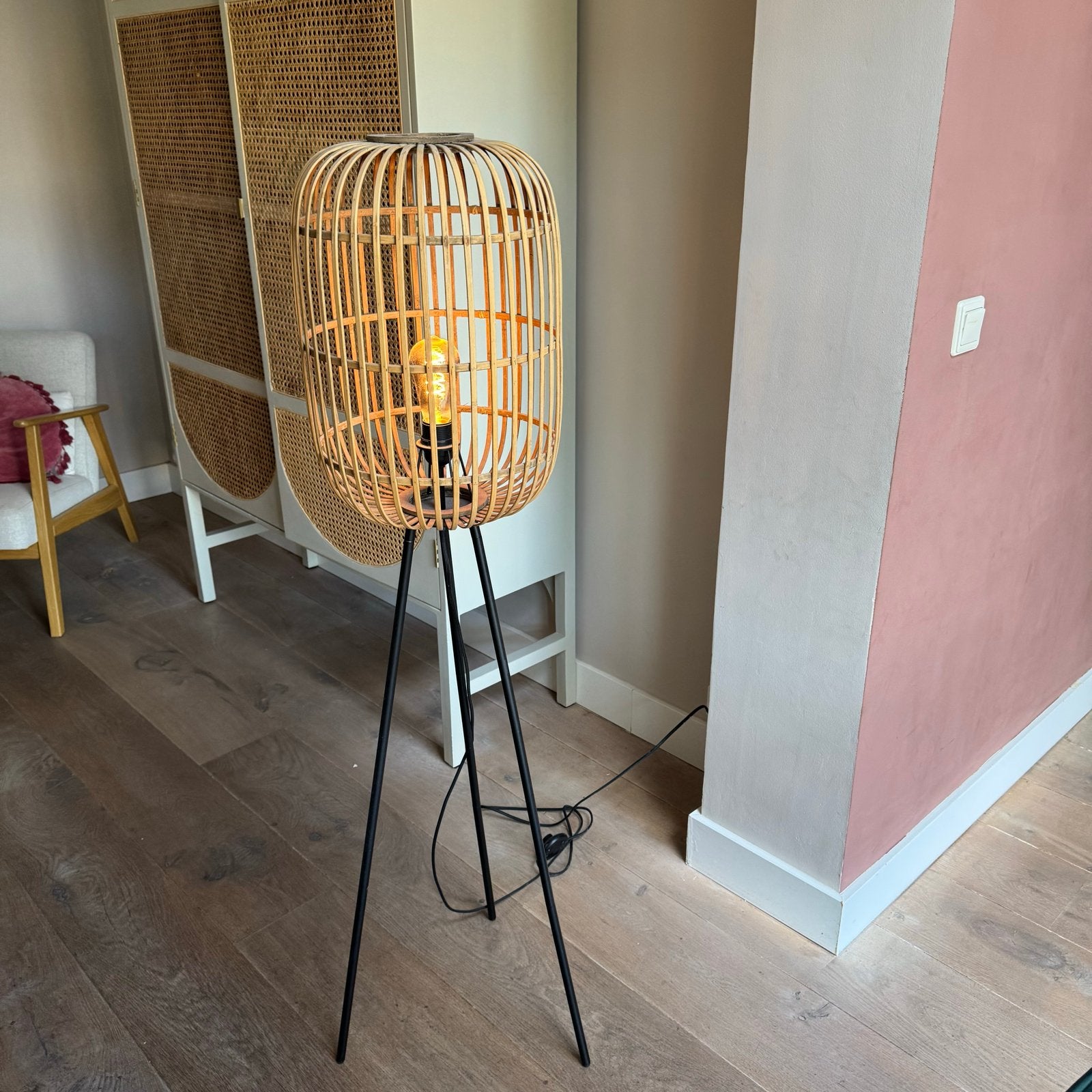 Stijlvolle Bamboe Vloerlamp op Zwarte Driepoot, Ophalen, 100 tot 150 cm, E27 (groot), Zo goed als nieuw