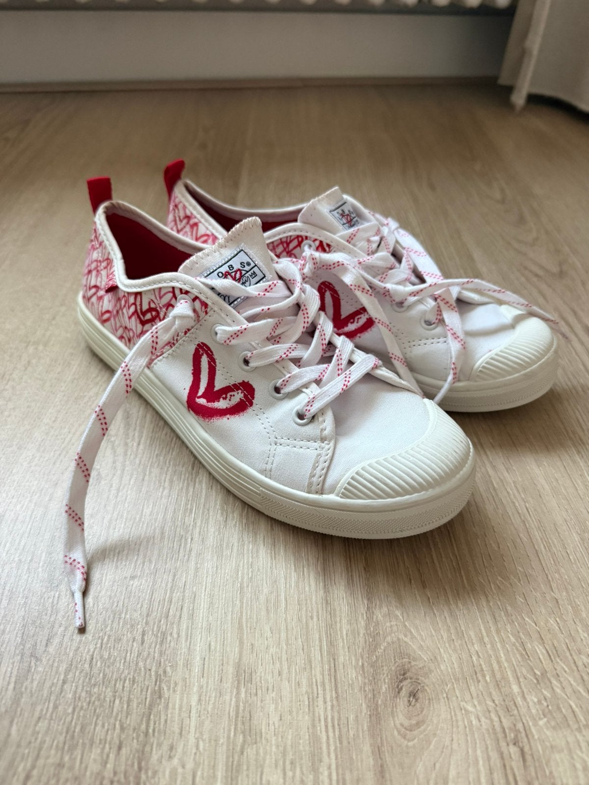 Skechers BOBS sneakers wit met rode en roze hartjes maat 37, Wit, Ophalen of Verzenden, Sneakers of Gympen, Gedragen