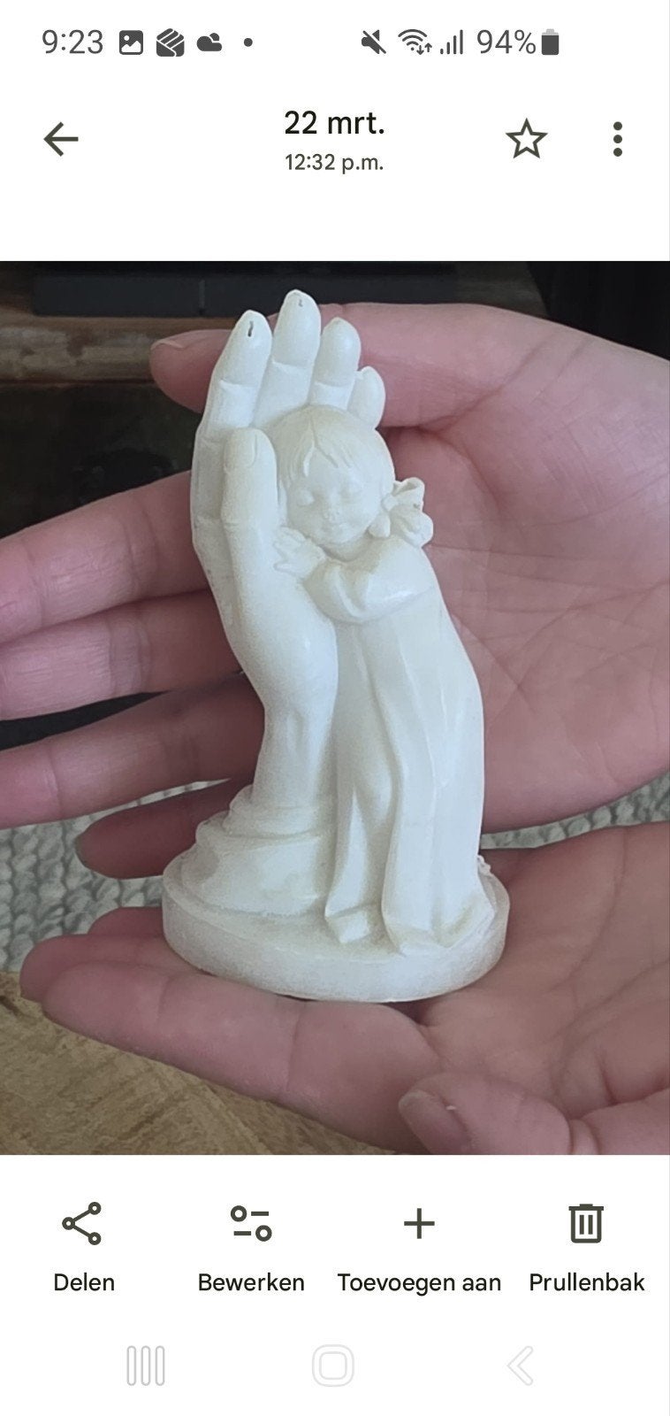 Beeldje: Kind in beschermende hand, Groep mensen, Minder dan 20 cm, Ophalen of Verzenden, Beeld