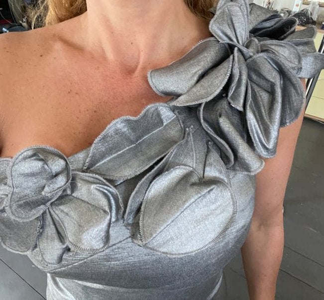 Zilverkleurige cocktailjurk met bloemdetails, Kleding | Dames, Jurken, Maat 38/40 (M), Ophalen of Verzenden, Zo goed als nieuw