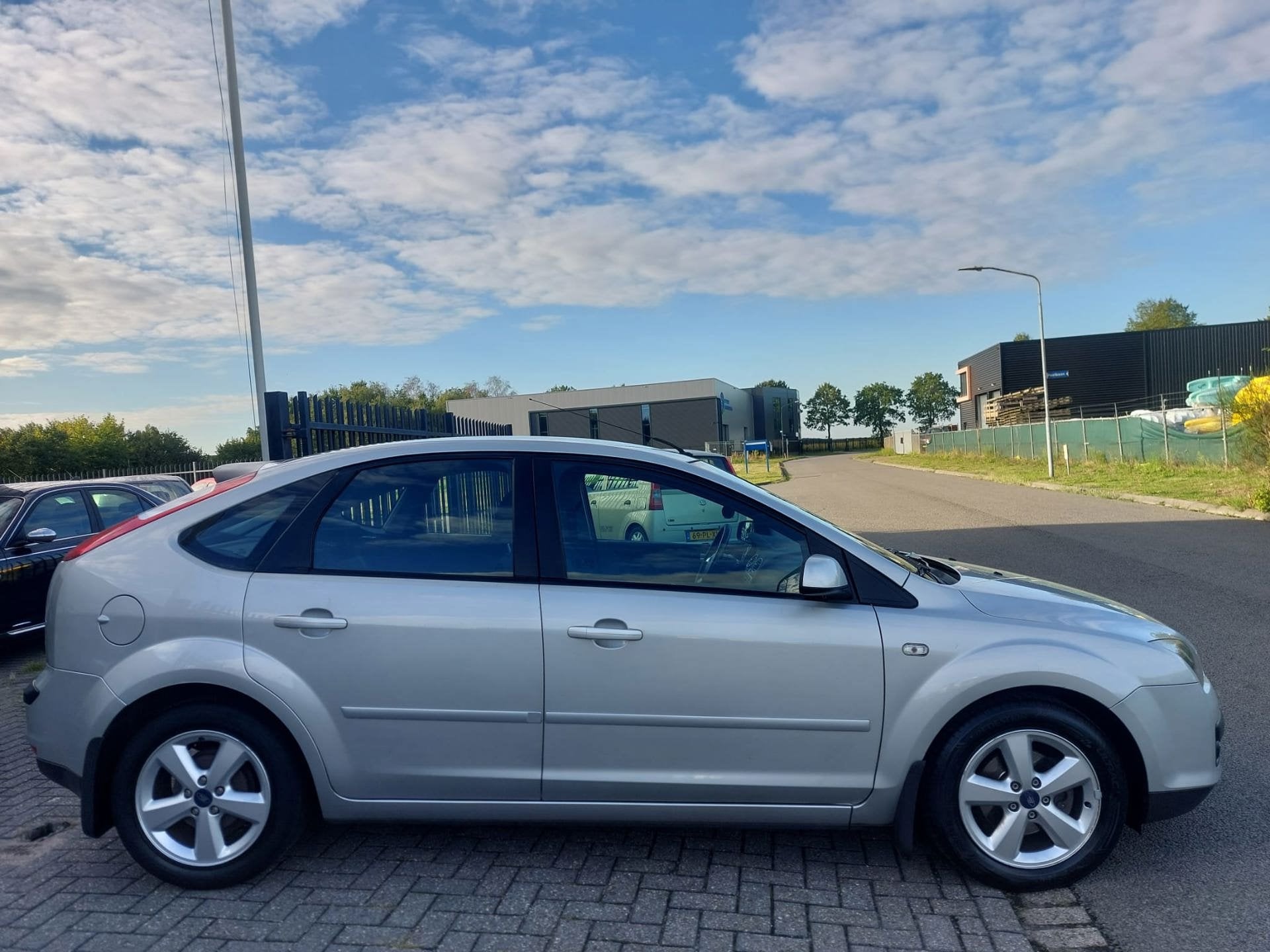 Ford Focus 1.8-16V Ambiente Flexifuel 5 deurs, Gebruikt, 4 cilinders, Parkeersensor, 1219 kg