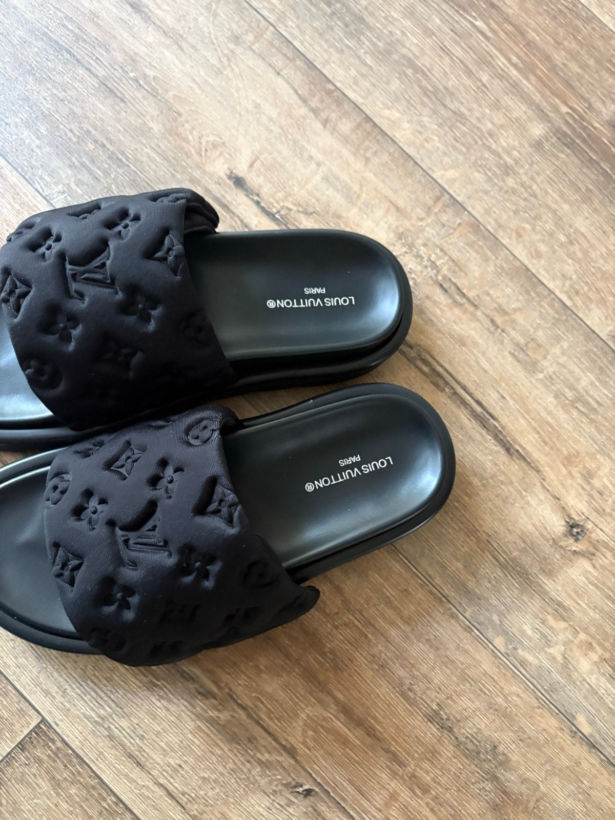 Louis Vuitton Pool Pillow Slippers Zwart Maat 40 Nieuw, Ophalen of Verzenden, Nieuw, Zwart, Slippers