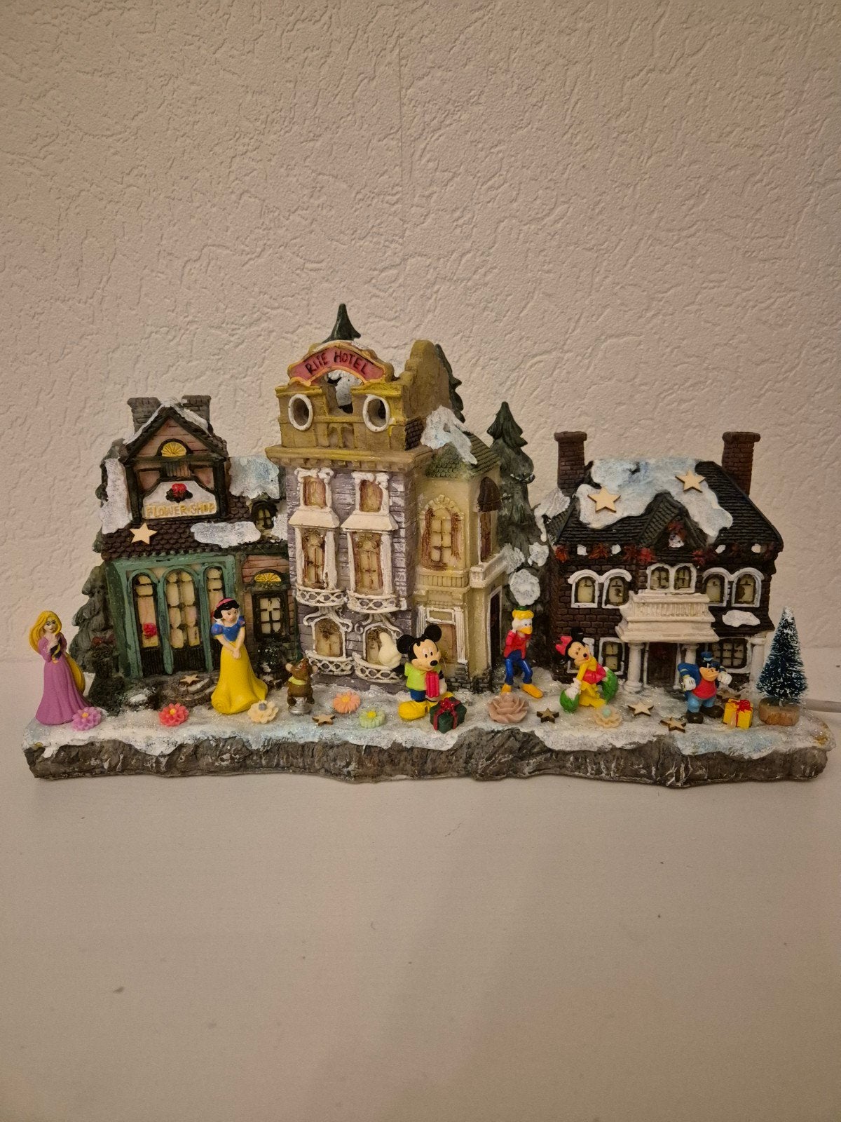 Prachtig kerstdorp met minnie,mickey.prinsessen.boef.guus, Diversen, Ophalen of Verzenden, Nieuw