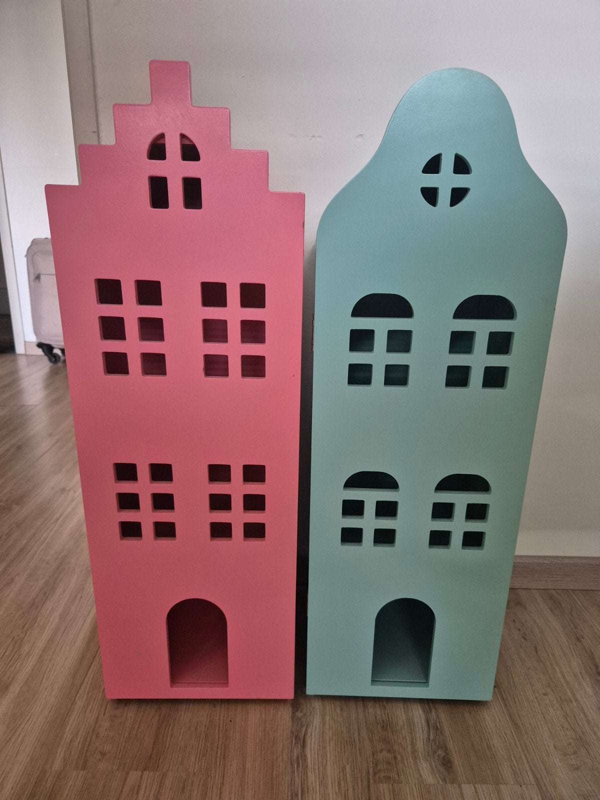 Set van 2 huisjes kasten roze en mintgroen, ook op te hangen, Ophalen, Zo goed als nieuw