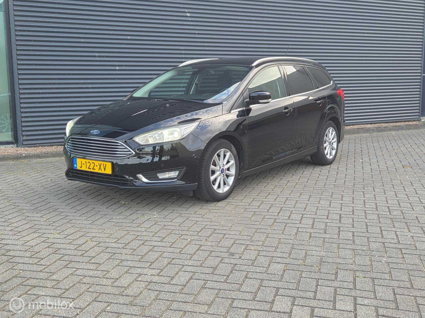 Ford Focus Wagon 1.0 Titanium, Gebruikt, Zwart, Handgeschakeld, 1216 kg